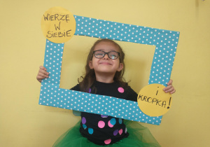 Dziewczynka pozuje w ramce