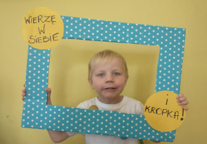Chłopiec pozuje w ramce