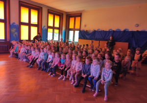 przedszkolaki z wszystkich grup siedzący na widowni podczas przedstawienia