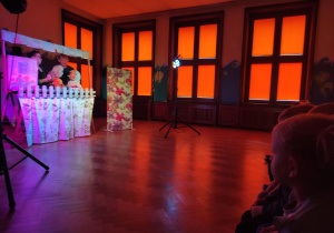 aktorzy i scenografia podczas przedstawienia