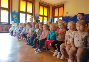 dzieci siedzący na widowni