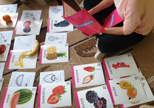 Zdjęcie przedstawia karty z ilustracjami owoców oraz ich nazwy po angielsku.