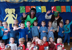 wszystkie dzieci biorące udział w imprezie pozują do zdjęcia grupowego – w tle Shrek i Żółw Ninja