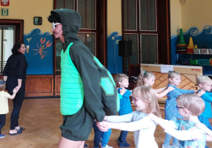 dzieci uczestniczą w zabawie z pokazywaniem
