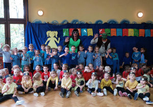 dzieci z grupy III pozują do zdjęcia grupowego – w tle Shrek i Żółw Ninja