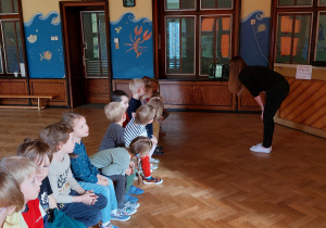 instruktorka zajęć z arytmetyki mentalnej rozmawia z dziećmi