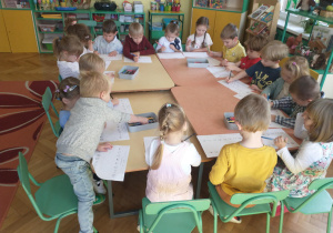 Dzieci z gr 3 rozwiązują zadania