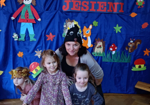 dzieci z nauczycielką w jesiennych przebraniach