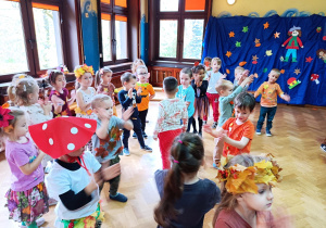 przedszkolaki podczas jesiennego balu