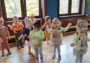 przedszkolaki podczas tańca