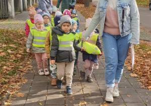dzieci z grupy pierwszej podczas spaceru
