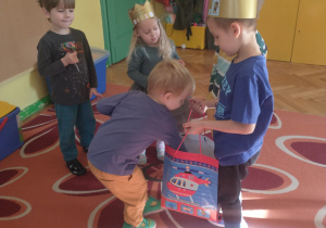 Chłopiec częstuje dzieci lizakami