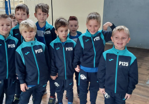 Zdjęcie przedstawia zawodników przedszkola nr 125 w dresach sportowych z logo przedszkola.