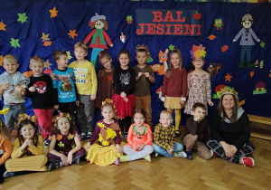 zdjęcie przedstawia dzieci z grupy ,,Misie” wraz z nauczycielką