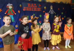 na zdjęciu dzieci z grupy ,, Misie” tańczące podczas balu