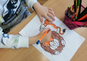 dzieci kolorują i wycinają z papieru różne gatunki zwierząt