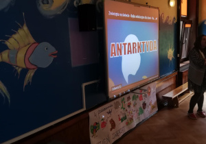 dzieci oglądają na tablicy multimedialnej film o tematyce przyrodniczej