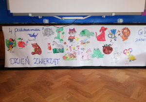 Na zdjęciu plakat o zwierzętach stworzony wspólnie przez dzieci.