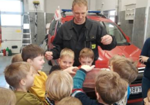 Dzieci przedszkolne poznają sprzęt wykorzystywany w pracy strażaka.