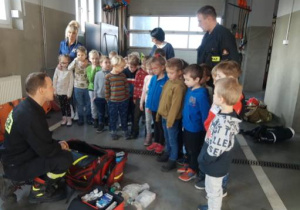 Dzieci przedszkolne poznają sprzęt wykorzystywany w pracy strażaka.