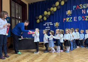 Dzieci podczas pasowania przez Panią Dyrektor