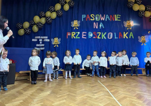 dzieci z grupy pszczółek podczas uroczystego przyżczenia