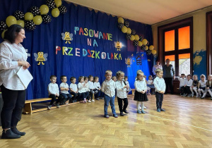 dzieci z grupy pszczółek podczas recytacji wierszy