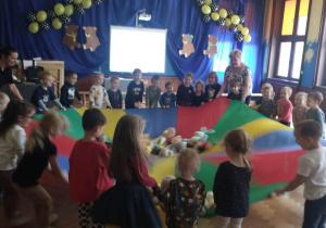 dzieci oglądające film edukacyjny na tablicy multimedialnej