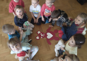 dzieci układają misia z części