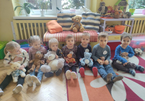 dzieci z grupy pierwszej ze swoimi misiami