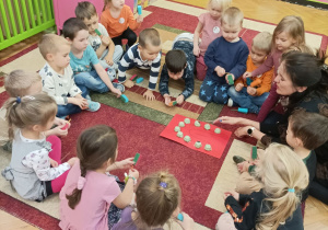 Dzieci oglądają modele chorych ząbków
