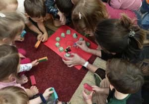 Pani dentystka pokazuje dzieciom jak wyglądają chore zęby