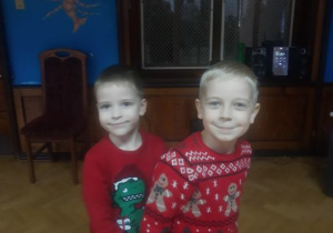 Dzieci przedszkolne pozują do zdjęcia podczas zabawy Mikołajkowej.