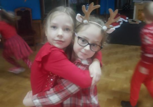 Dzieci przedszkolne pozują do zdjęcia podczas zabawy Mikołajkowej.