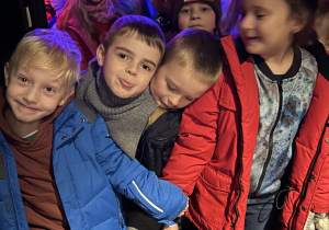Dzieci przed wejściem do sali kinowej.