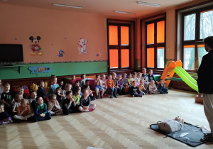 Pan strażak wraz z dziećmi podczas zajęć