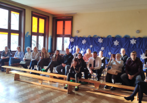 Rodzice oraz najbliżsi siedzący na widowni podczas występu przedszkolaków