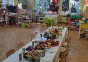 Wigilijny stół w sali pszczólek