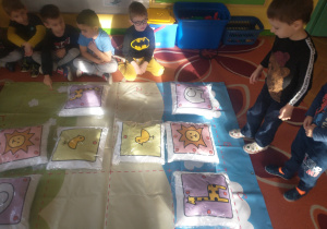 Dzieci z gr 3 grają w grę