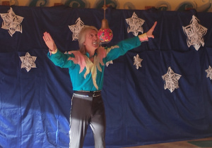 Magik podnosi na nożu szklany pojemnik