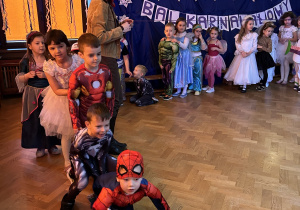 Na zdjęciu stojące "w pociągu" dzieci w przebraniach podczas jednego z konkursów w trakcie balu