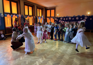 Na zdjęciu stojące "w pociągu" dzieci w przebraniach podczas jednego z konkursów w trakcie balu