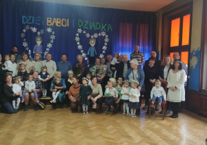zdjęcie grupowe przedszkolaków z dziadkami
