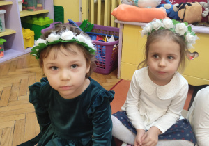 dziewczynki w wianuszkach