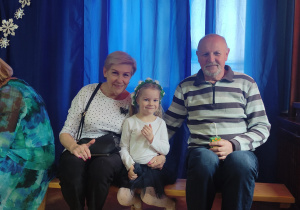 dziewczynka z babcią i dziadkiem