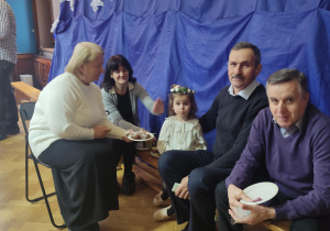 dziewczynka z zaproszonymi babciami i dziadkami