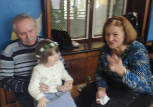 dziewczynka z babcią i dziadkiem