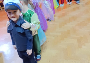 Na zdjęciu dzieci tańczą w pociągu.