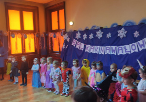 przedszkolaki podczas balu karnawałowego w kolorowych przebraniach
