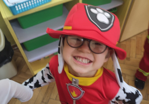 chłopiec w przebraniu z bajki "Psi Patrol"